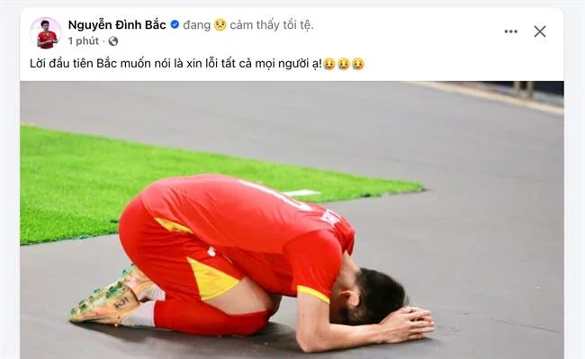 Tay vợt đang thực hiện cú giao bóng
